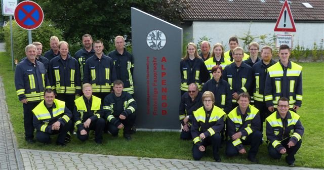 Die Aktiven der Freiwillige Feuerwehr Alpenrod vor Ihrem neuen Pylon