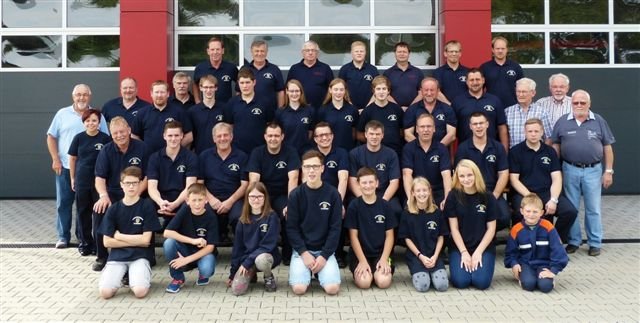 Die Aktiven und Ehren-Mitglieder der Freiwillige Feuerwehr Alpenrod vor Ihrem neuen Pylon